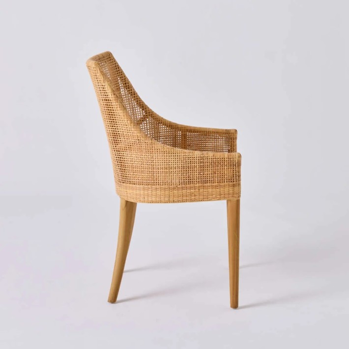 Profil fauteuil de table en rotin tressé et pieds en teck. Collection Saïgon par KOK MAISON