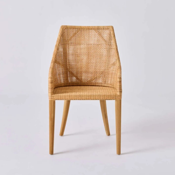 Vue de face fauteuil de table collection SAIGON. tressage rotin et pieds en teck par kok maison