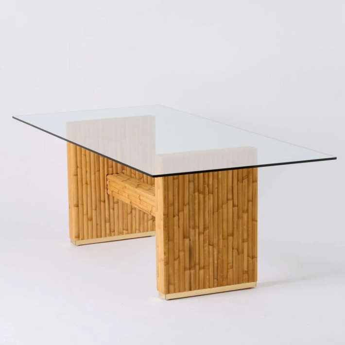 Vue de 3/4 table rectangulaire en rotin avec plateau en verre Riviera chez KOK MAISON