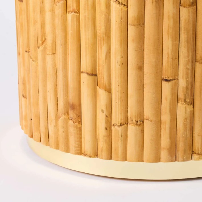 Bandeau de laiton au pied de la table ronde collection Riviera