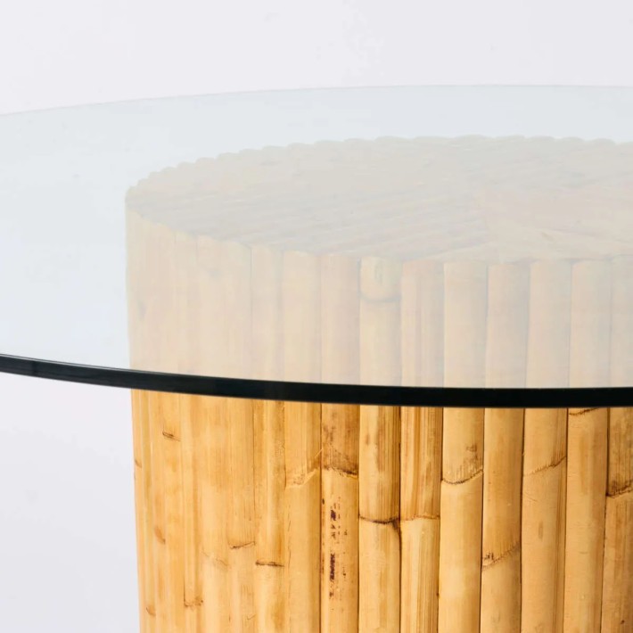 Détail plateau en verre de la table ronde en rotin Riviera