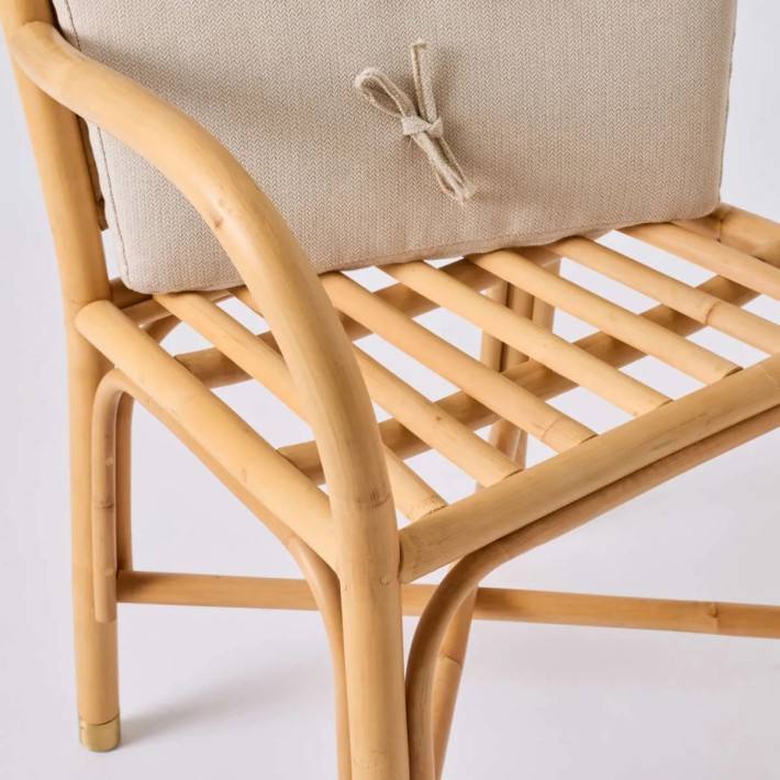 Détail assise et attache coussin du fauteuil de table en rotin Riviera