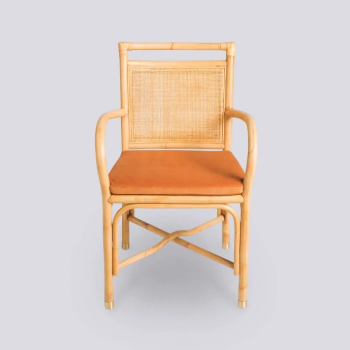 Vue de face fauteuil de table RIVIERA avec coussin velours ocre