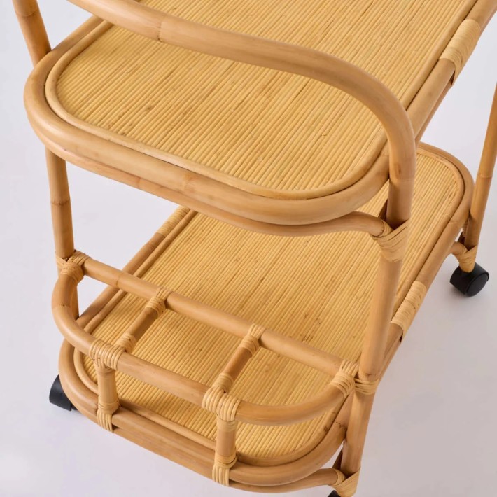 Détail porte bouteilles desserte roulante en rotin Riviera