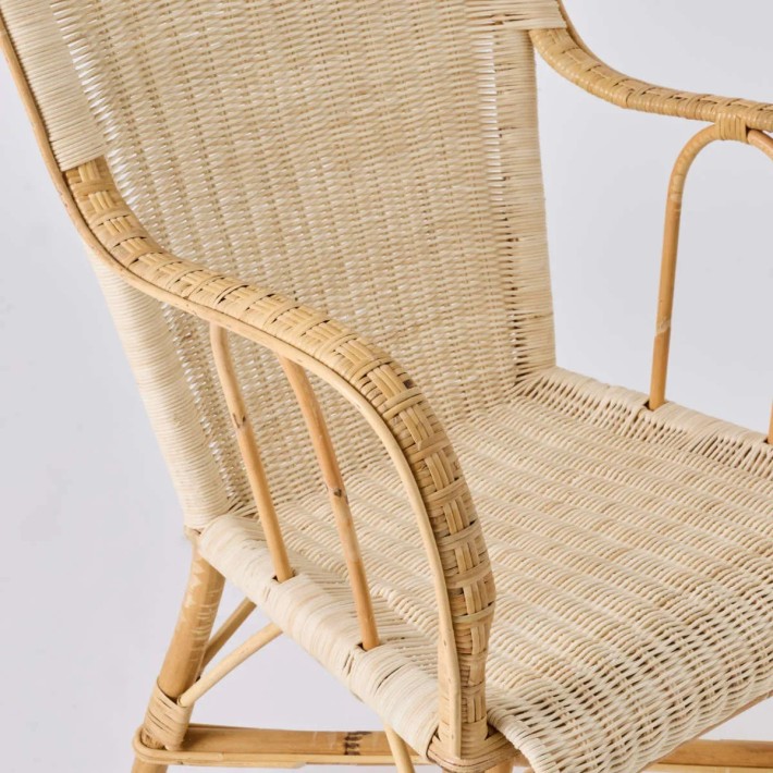 Détail tressage accoudoir fauteuil haut dossier en rotin Marcel