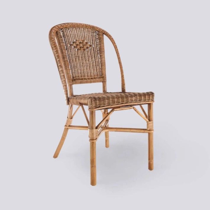 Version patinée de la chaise en rotin Albertine, collection grand-père par KOK MAISON