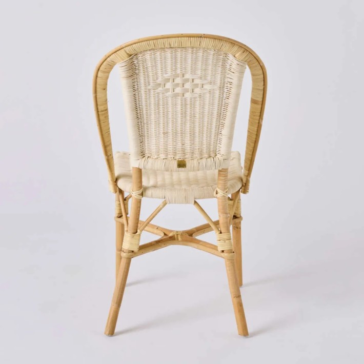 Vue de dos chaise 100M rotin, esprit vintage, emblème du rotin à la française par KOK MAISON