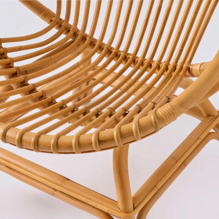 Zoom détail canne de rotin sur fauteuil coquille