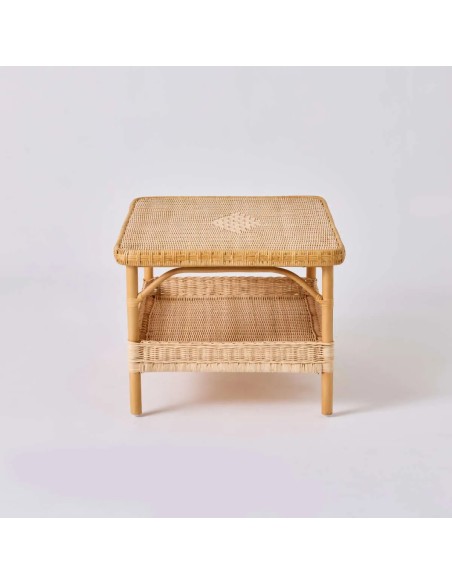 Vue de profil table basse rectangulaire en rotin naturel Nantucket