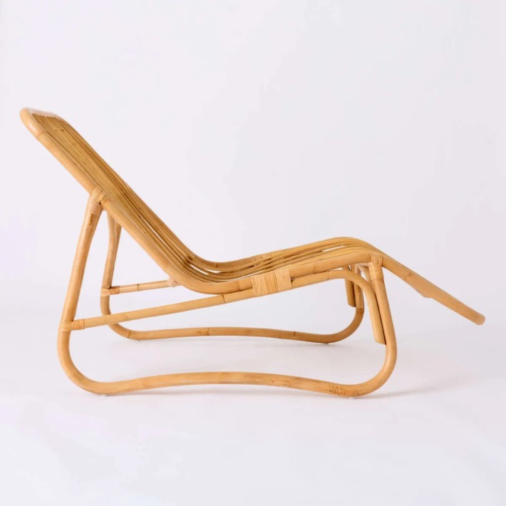 Vue de profil chaise longue en rotin BAYA style vintage