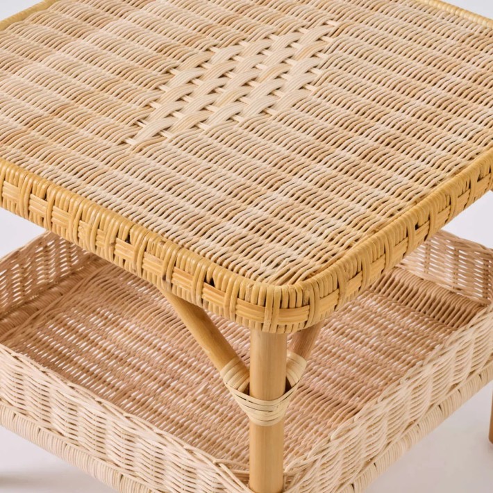 Zoom plateau détail tressage et motif diamant rotin naturel table basse carrée Nantucket