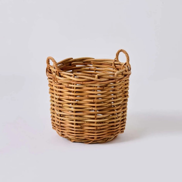 Small round semi-outdoor basket in maxi weave rattan by KOK maison