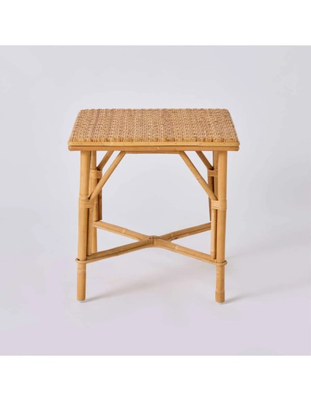 Vue de face table basse carrée en rotin naturel tressé GRAND-MERE par Kok Maison