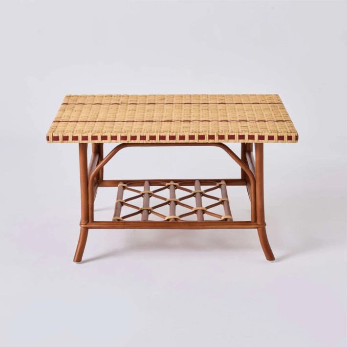 Vue de profil table basse rectangulaire BAGATELLE en rotin stressé chez Kok Maison
