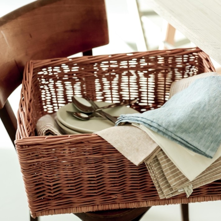 grand casier de rangement en osier pour la cuisine