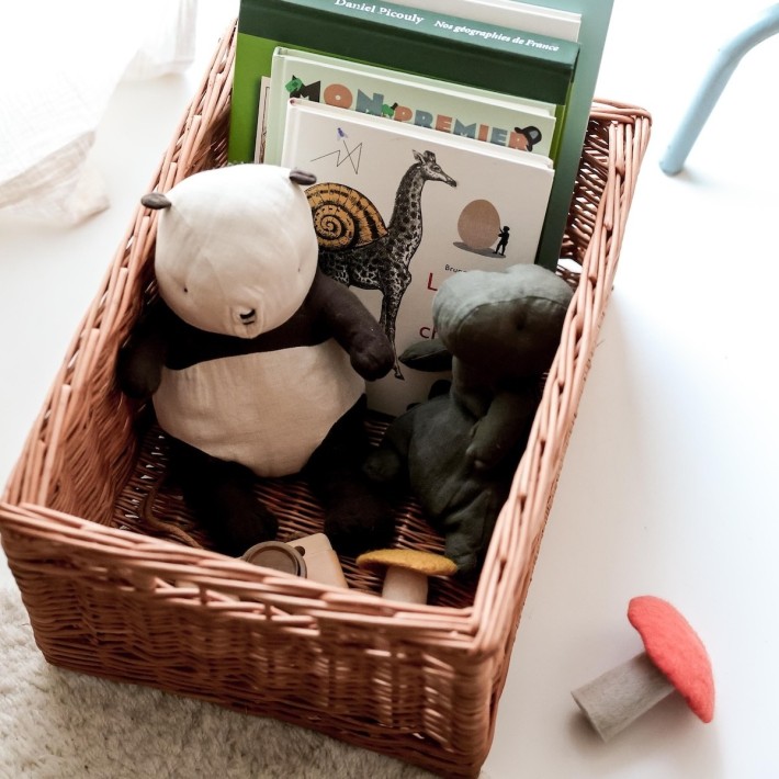 grand casier de rangement en osier pour la chambre d'enfants