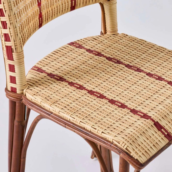 Détail assise chaise ne résine sur structure rotin BISTROT par KOK MAISON