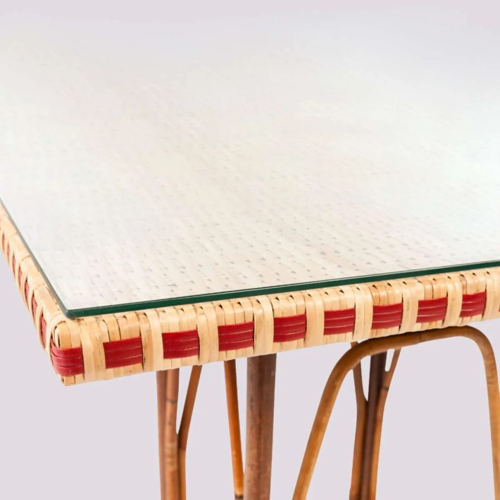 Glass for rattan pedestal table from the BAGATELLE collection and resin from the BELLE EPOQUE collection