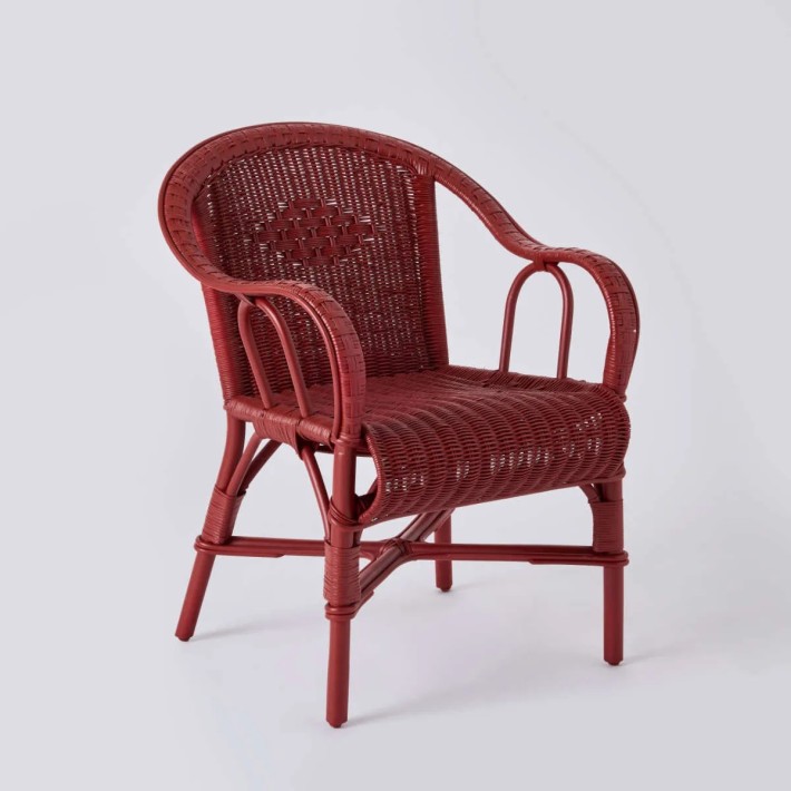 Fauteuil de table couleur rouge rubis en rotin tressé