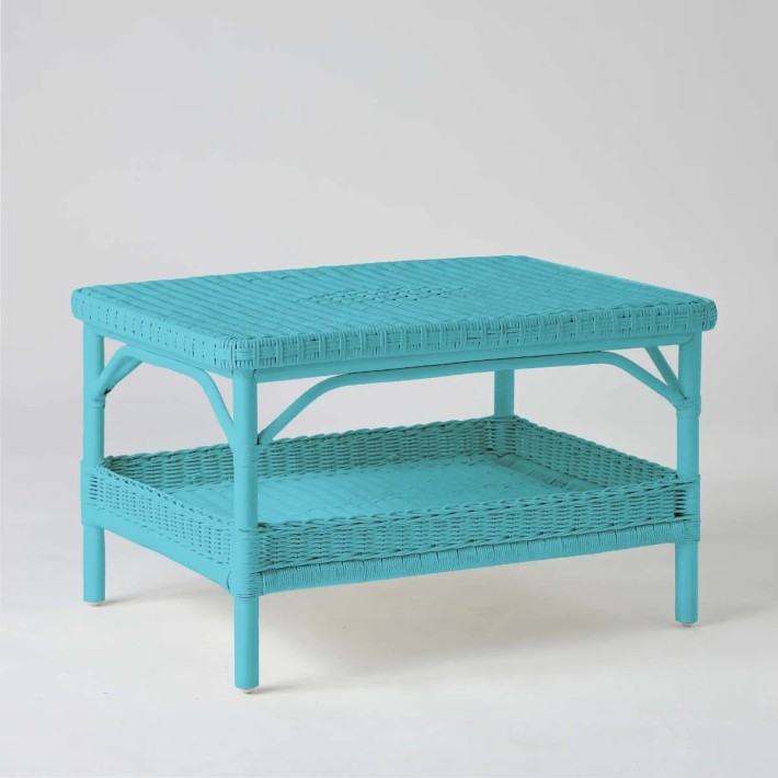 Table basse rectangulaire en rotin laqué bleu azur
