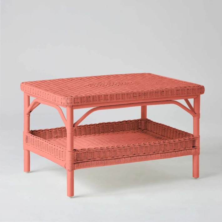Table basse rectangulaire en rotin laqué corail