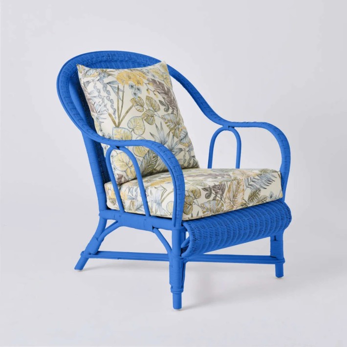 Fauteuil collection PRIMAVERA en rotin laqué couleur bleu grec tissu bouquet écru