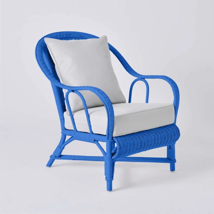 Fauteuil collection PRIMAVERA en rotin laqué couleur bleu grec tissu gris perle