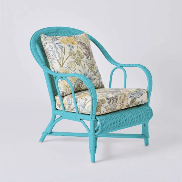 Fauteuil collection PRIMAVERA en rotin laqué couleur bleu azur bouquet écru