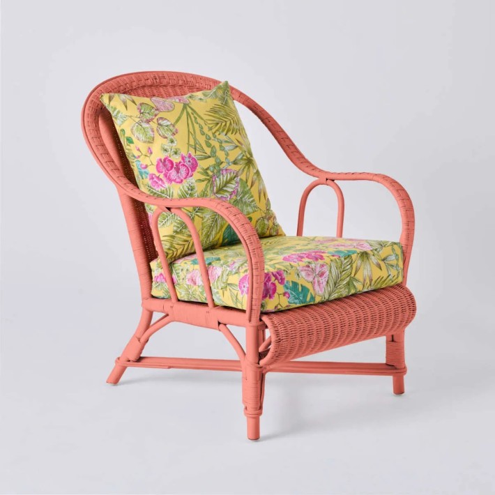 Fauteuil collection PRIMAVERA en rotin laqué couleur corail tissu bouquet yellow