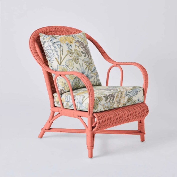 Fauteuil collection PRIMAVERA en rotin laqué couleur corail tissu bouquet écru