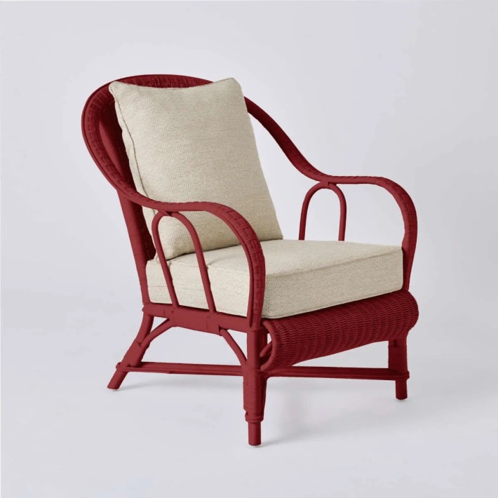 Fauteuil collection PRIMAVERA en rotin laqué couleur rouge rubis tissu chenille gris