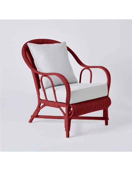 Fauteuil collection PRIMAVERA en rotin laqué couleur rouge rubis tissu gris perle