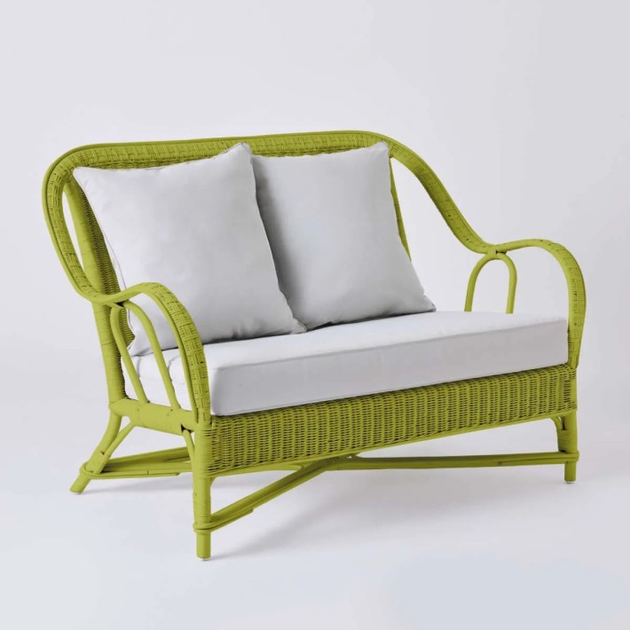 Canapé 2 places collection PRIMAVERA en rotin laqué vert gazon avec tissu gris perle