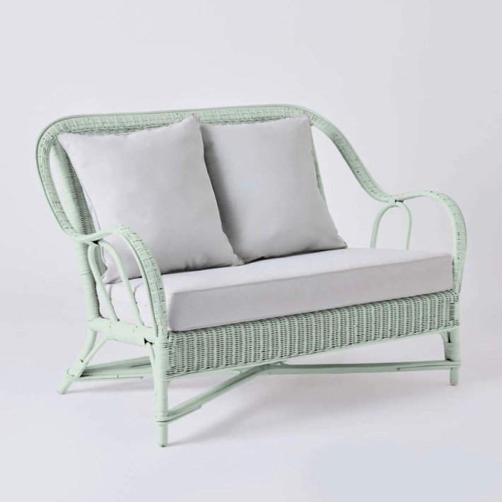 Canapé 2 places collection PRIMAVERA en rotin laqué pistache avec tissu gris perle