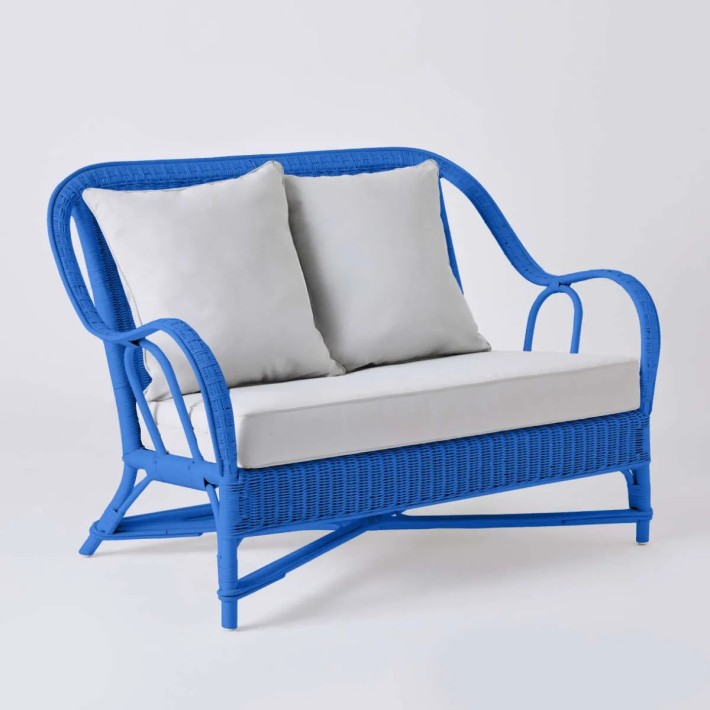 Canapé 2 places collection PRIMAVERA en rotin laqué bleu grec avec tissu gris perle