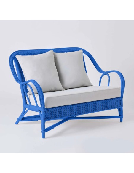 Canapé 2 places collection PRIMAVERA en rotin laqué bleu grec avec tissu gris perle