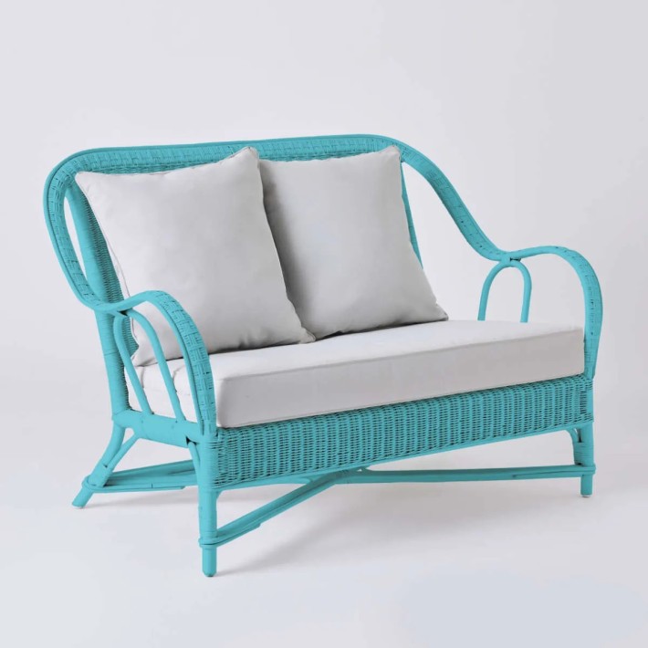 Canapé 2 places collection PRIMAVERA en rotin laqué bleu azur avec tissu gris perle