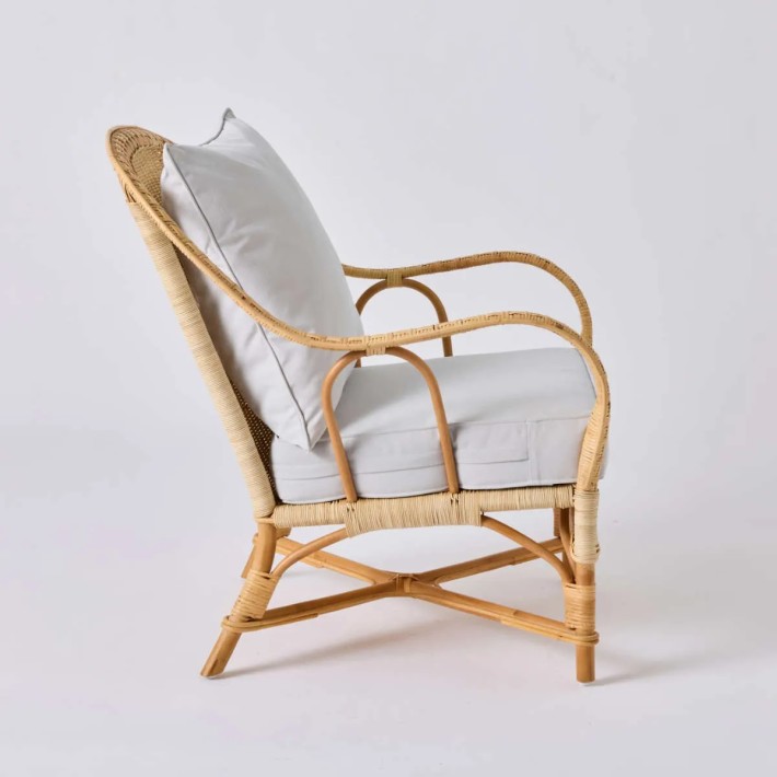 Profil fauteuil en rotin naturel NANTUCKET avec tissu gris perle par KOK MAISON