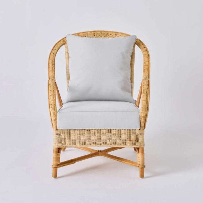 Vue de face fauteuil en rotin naturel NANTUCKET avec tissus gris de base