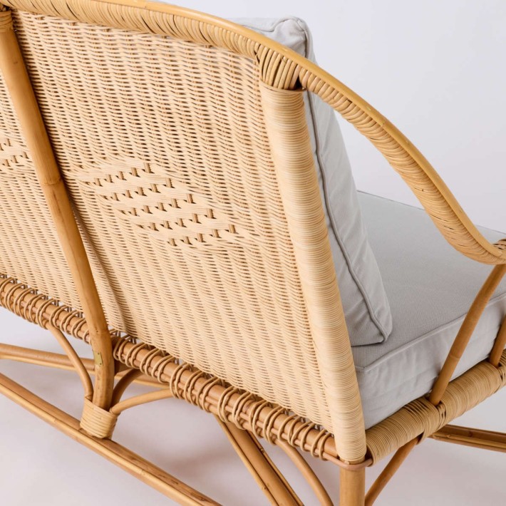 Zoom on the weave and diamond pattern of the NANTUCKET natural rattan sofa from the Grandfather collection in pearl grey fabric
