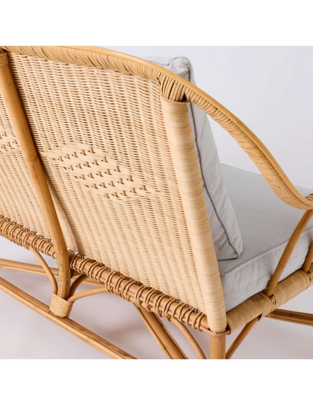 Zoom on the weave and diamond pattern of the NANTUCKET natural rattan sofa from the Grandfather collection in pearl grey fabric