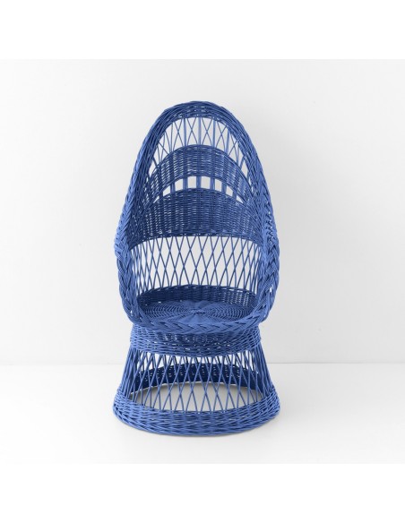 Fauteuil en osier ajouré Firmin laqué bleu grec vu de face