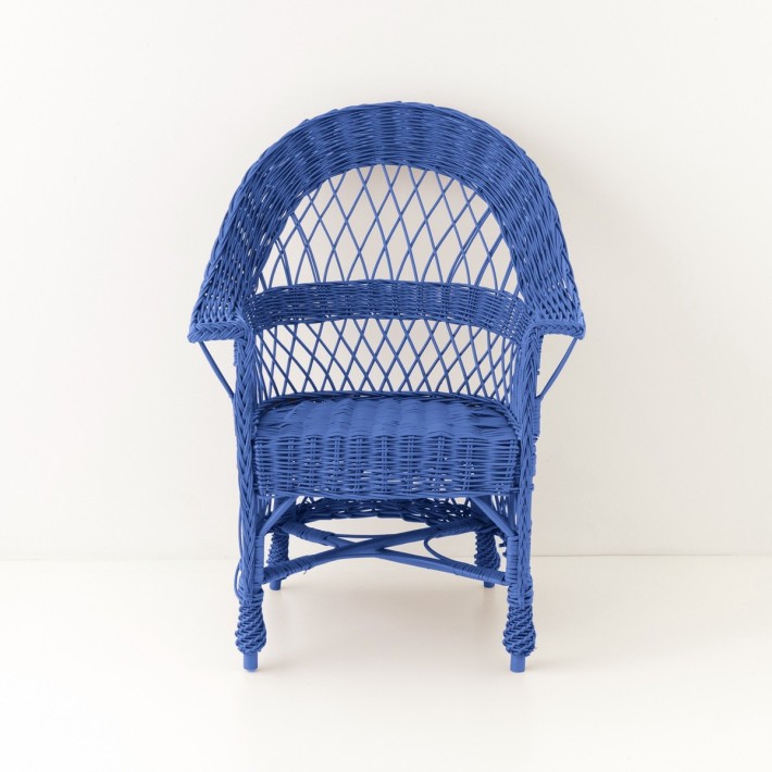 Fauteuil  en osierTom laqué bleu grec vu de face