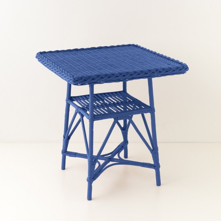Table repas en osier 70x70 cm Mélina laqué bleu grec