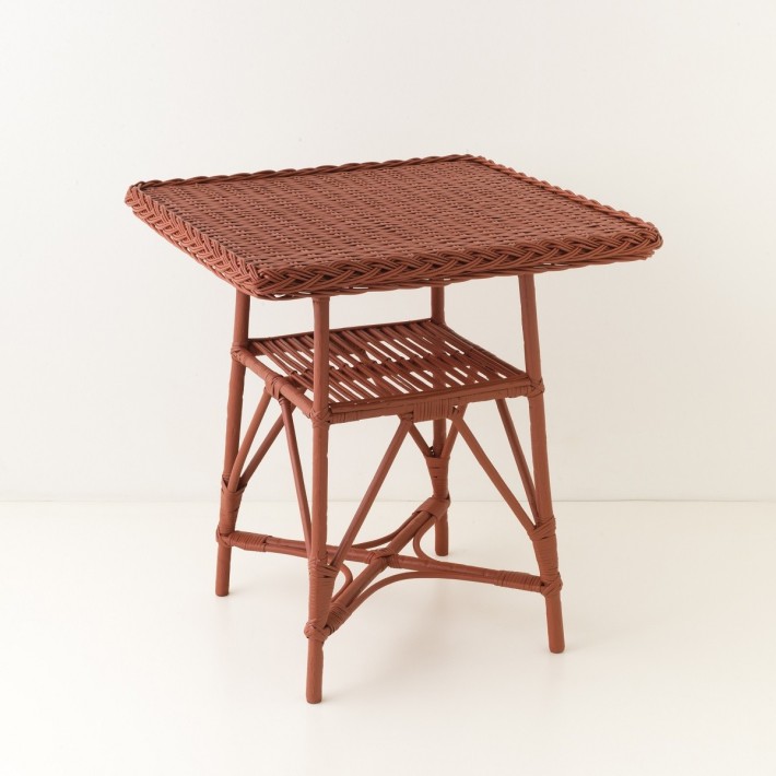 Mélina lacquered wicker table with woven top