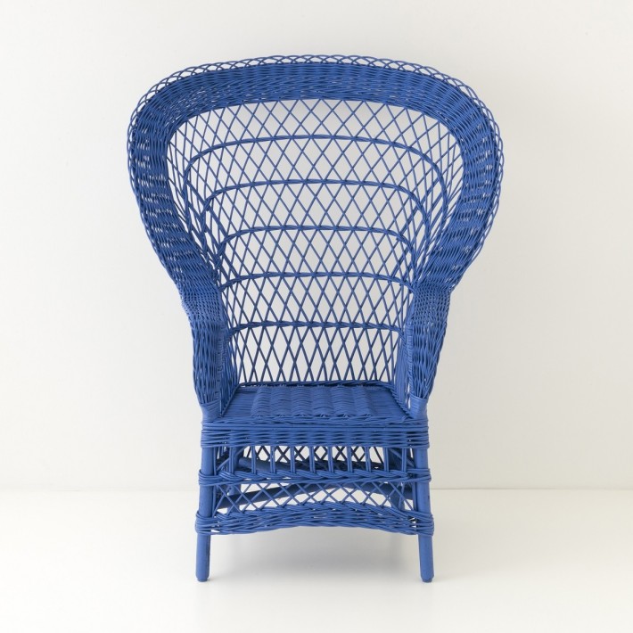 Fauteuil en osier EVENTAIL laqué bleu grec vu de face