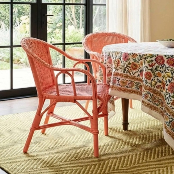 PRIMAVERA dining chair in coral lacquer, arranged around the table