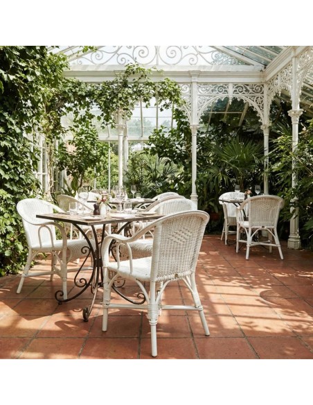 Ambiance jardin d'hiver fauteuil de table en rotin laqué blanc collection PRIMAVERA