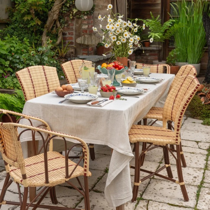Resin garden chair around a table from the BELLE EPOQUE collection