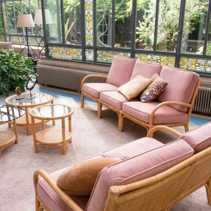 Ambiance canapés en canne de rotin collection RIVIERA tissu velours rose